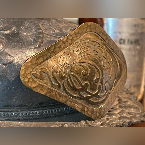 Frost Workshops Arts & Crafts Hammered / Etched Brass Brooch c1910 RARE FIND ☺️ - Picture 6 of 12